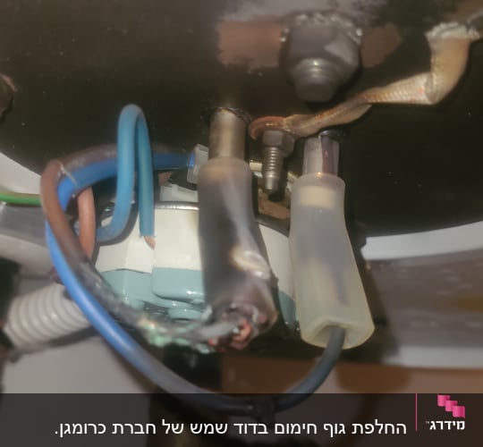 חיבורים חשמליים וצינורות בדוד שמש